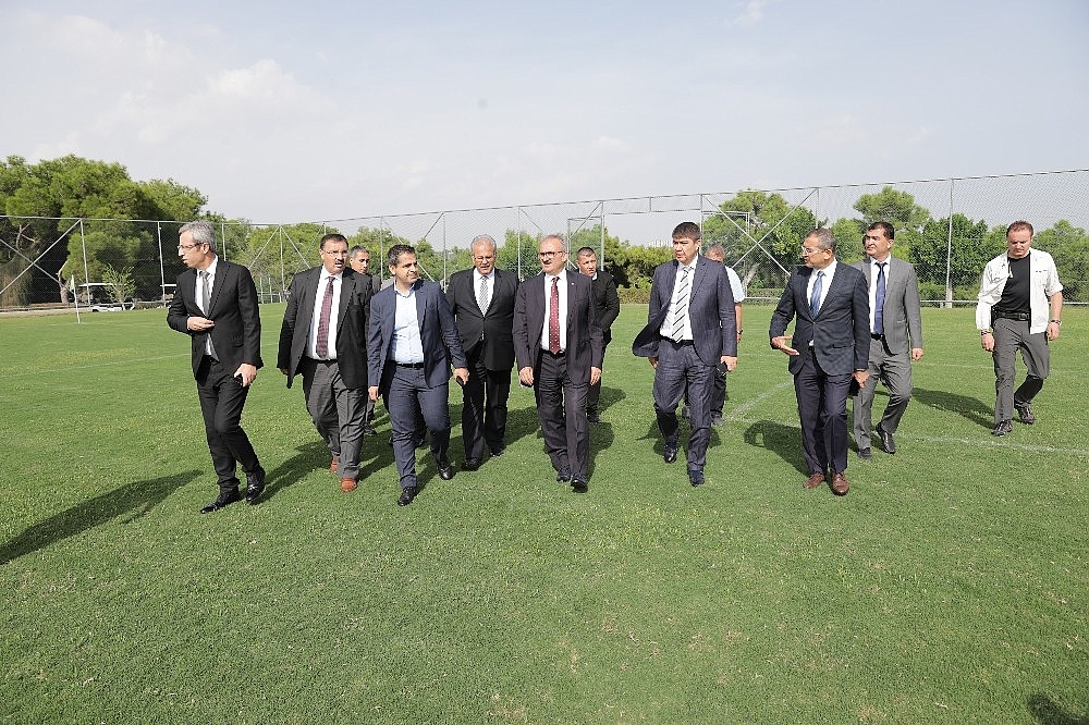Alt tarafı arıtma üst tarafı futbol sahası