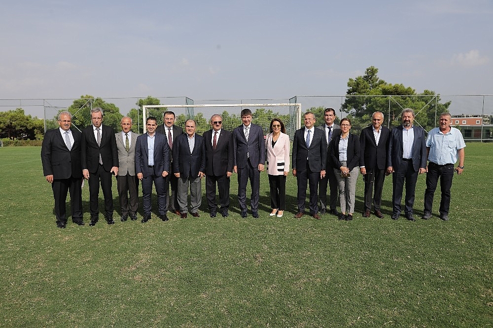 Alt tarafı arıtma üst tarafı futbol sahası