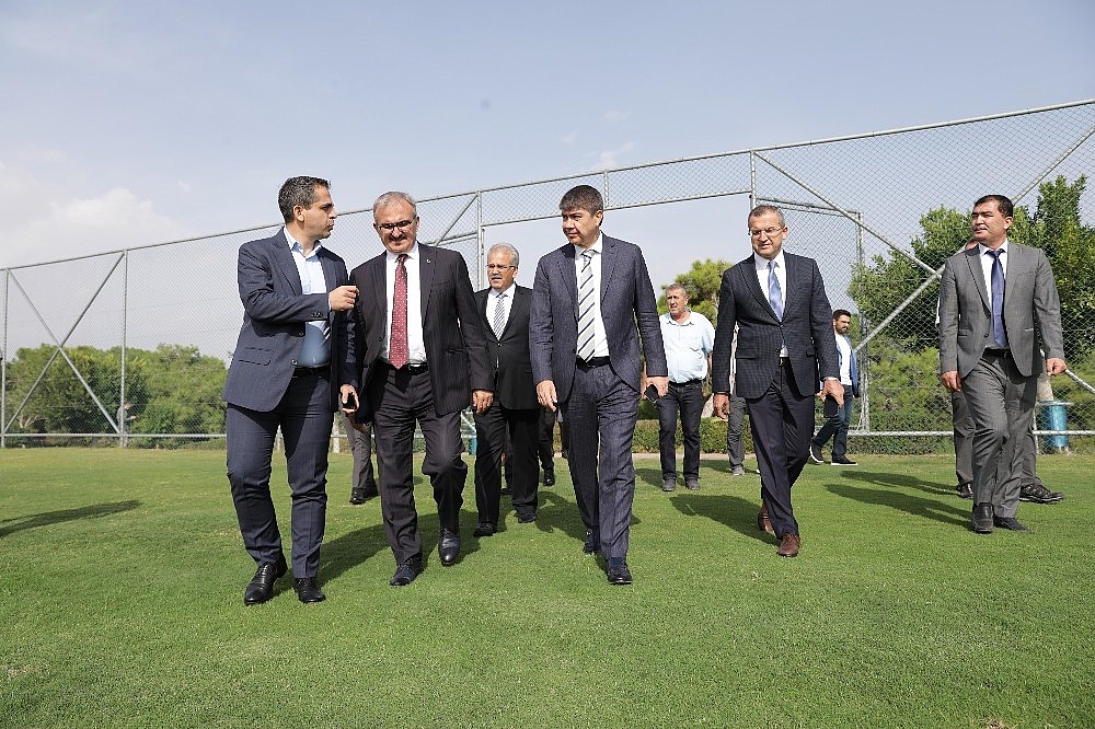 Alt tarafı arıtma üst tarafı futbol sahası