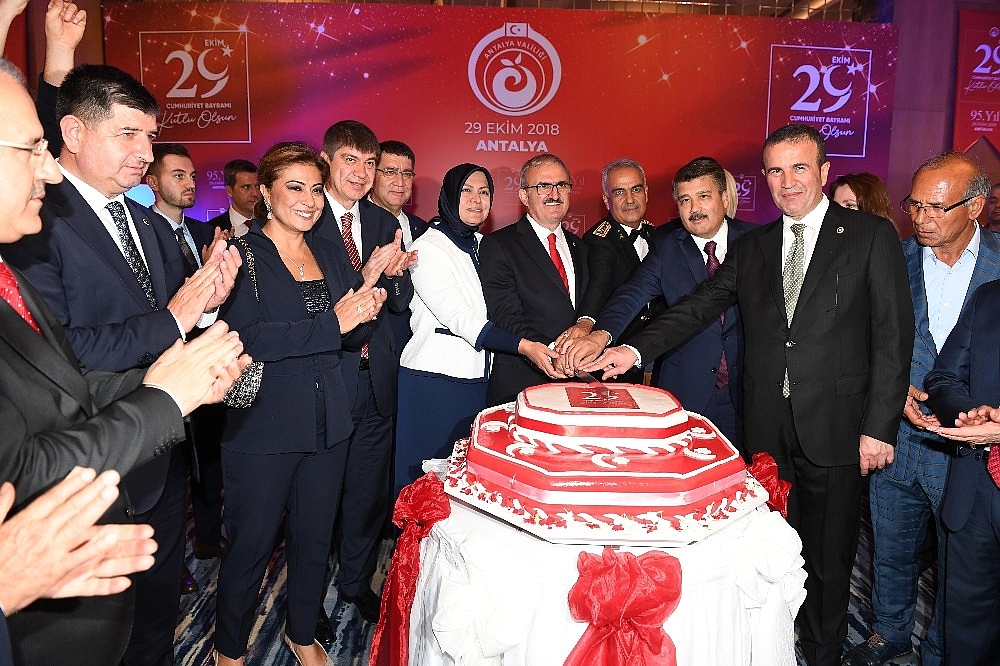 Antalya protokolü resepsiyonda buluştu