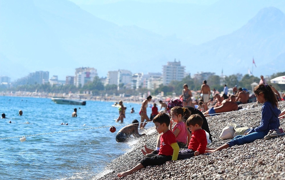 Antalya sahillerinde bayram yoğunluğu