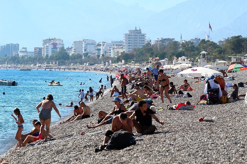 Antalya sahillerinde bayram yoğunluğu