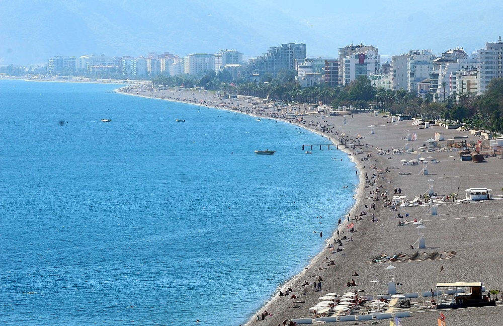 Antalya sahillerinde bayram yoğunluğu