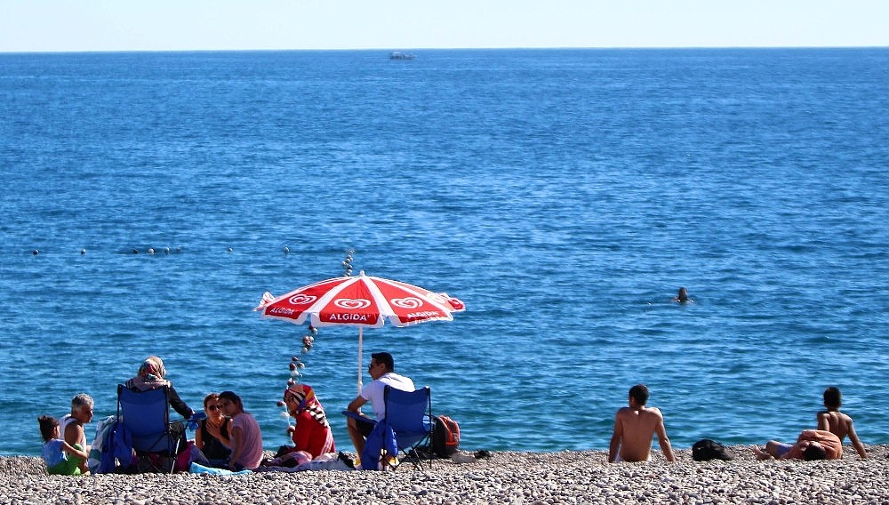 Antalya sahillerinde bayram yoğunluğu