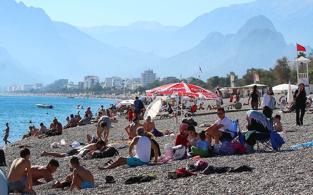 Antalya sahillerinde bayram yoğunluğu