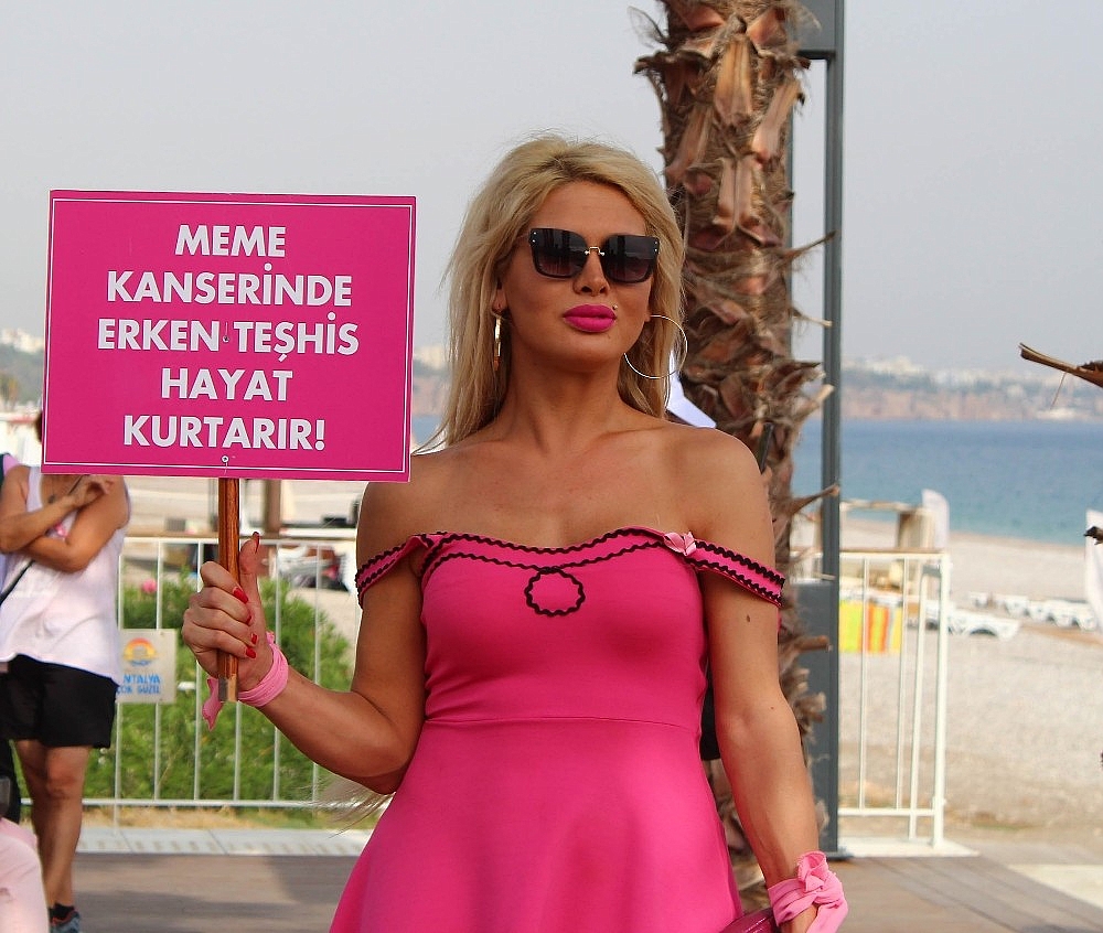 Antalya'da kadınlardan pembe yürüyüş