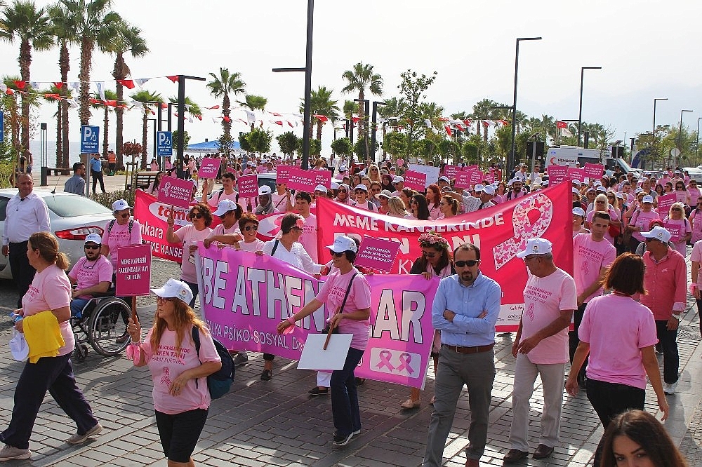 Antalya'da kadınlardan pembe yürüyüş