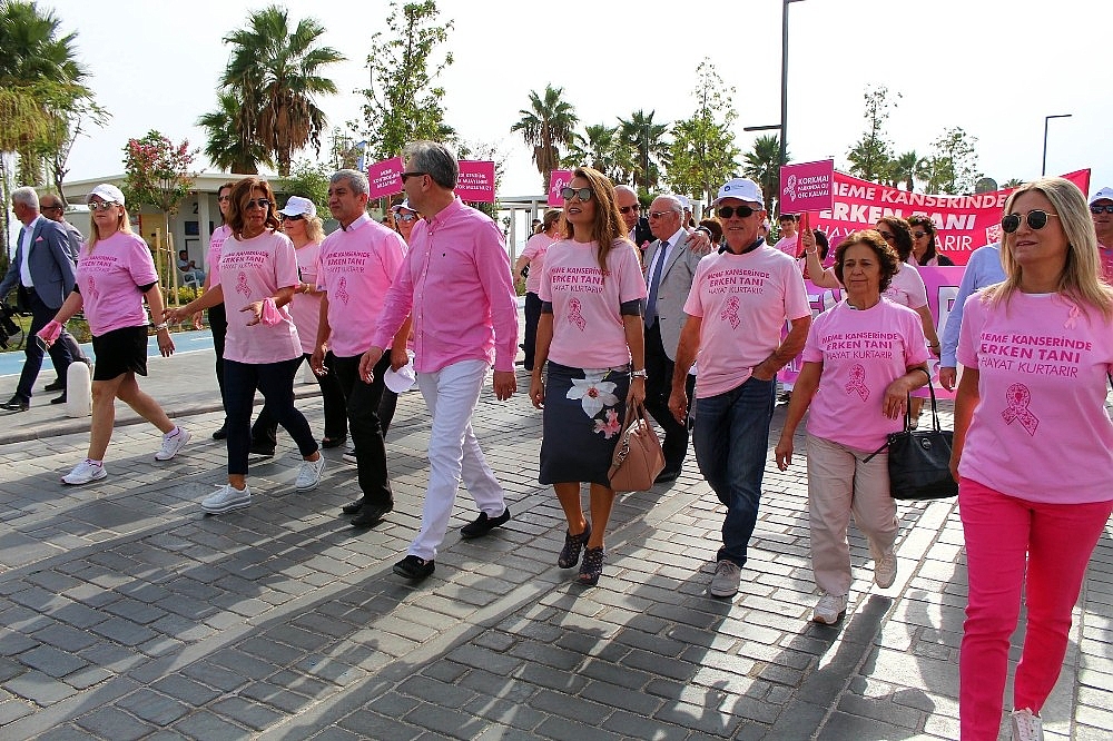 Antalya'da kadınlardan pembe yürüyüş