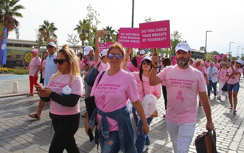 Antalya'da kadınlardan pembe yürüyüş
