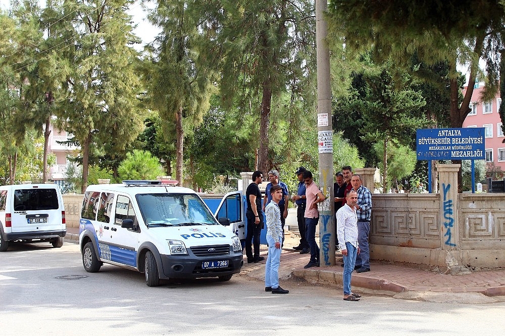 Antalya'da mezarlıkta intihar girişimi!