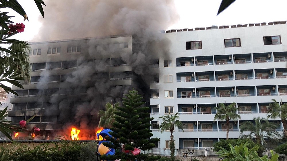 Antalya'da otel yangını!