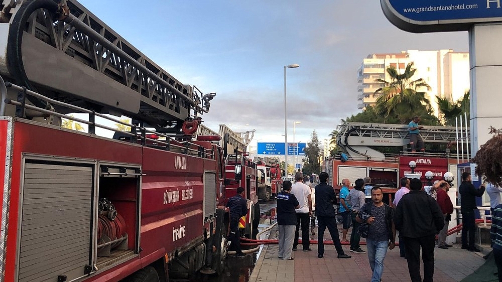 Antalya'da otel yangını!