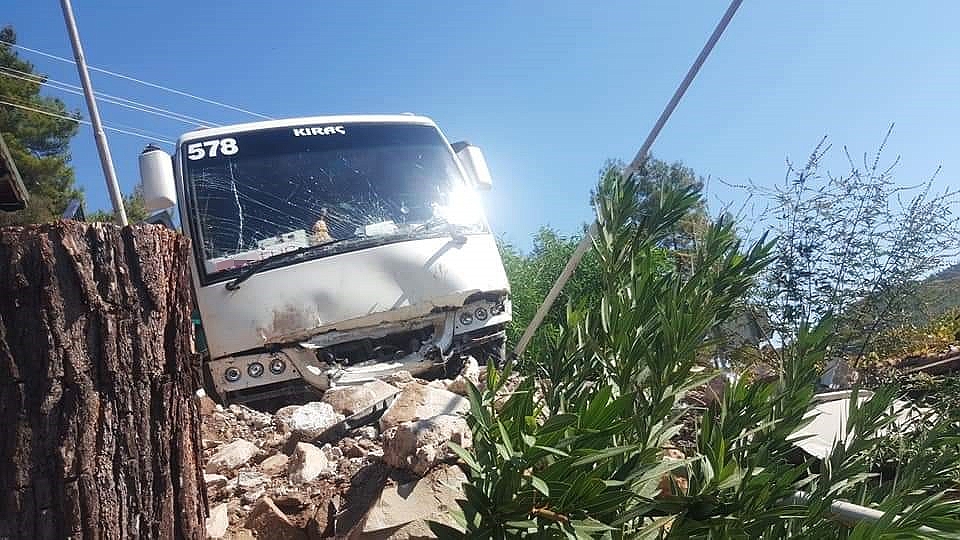Antalya'da tur midibüsü kaza yaptı!