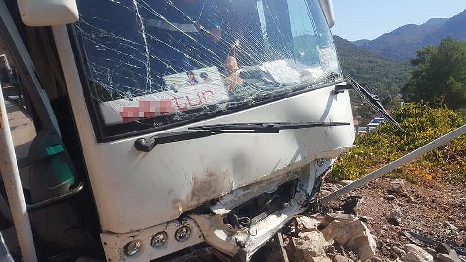 Antalya'da tur midibüsü kaza yaptı!
