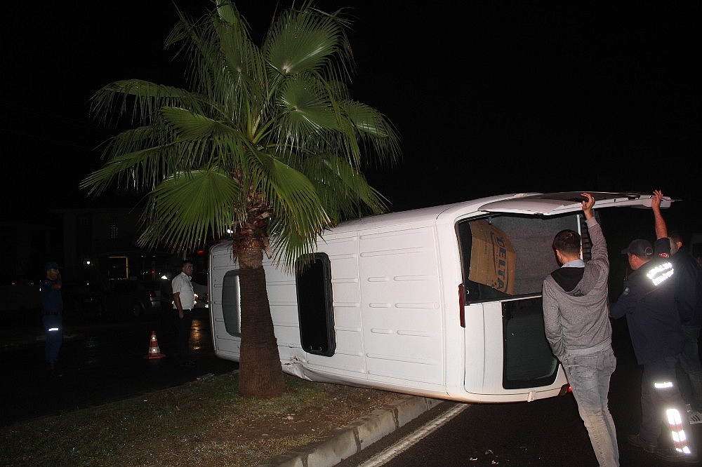 Antalya'da virajı alamayan tur minibüsü devrildi!