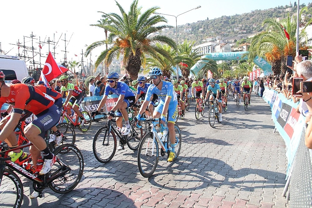 Cumhurbaşkanlığı Bisiklet Turu Alanya-Antalya etabı başladı (Videolu)