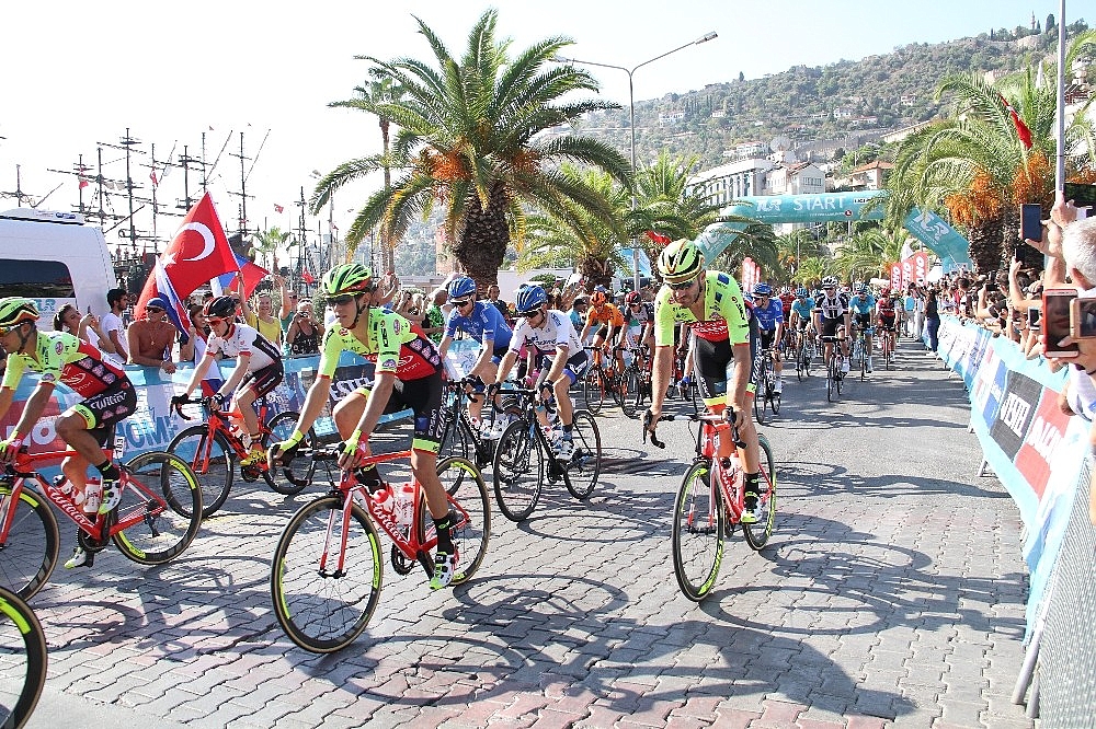 Cumhurbaşkanlığı Bisiklet Turu Alanya-Antalya etabı başladı (Videolu)