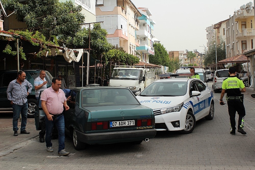 'Dur' ihtarına uymayan otomobil polis aracına çarptı!