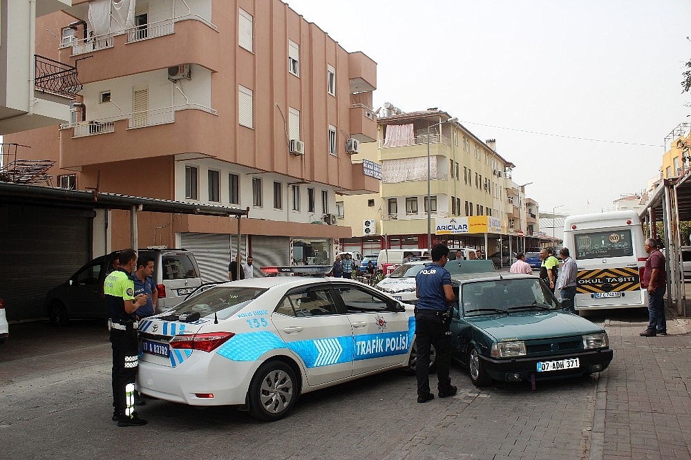 'Dur' ihtarına uymayan otomobil polis aracına çarptı!