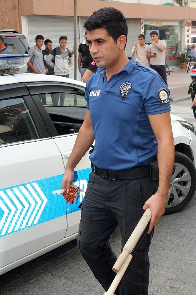 'Dur' ihtarına uymayan otomobil polis aracına çarptı!