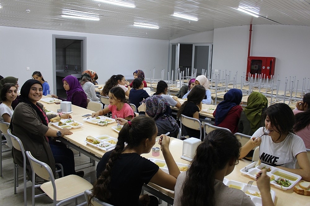 Finike Çocuk ve Gençlik Evi öğrencilerini ağırlıyor