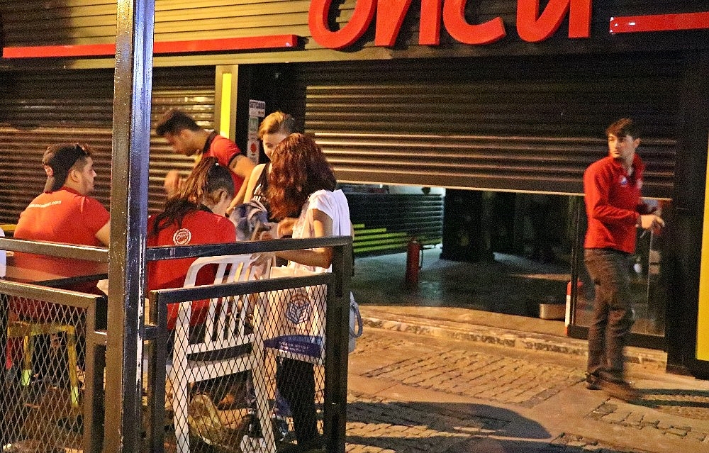 Fritözde unutulan yağ, restoranda yangın çıkardı!