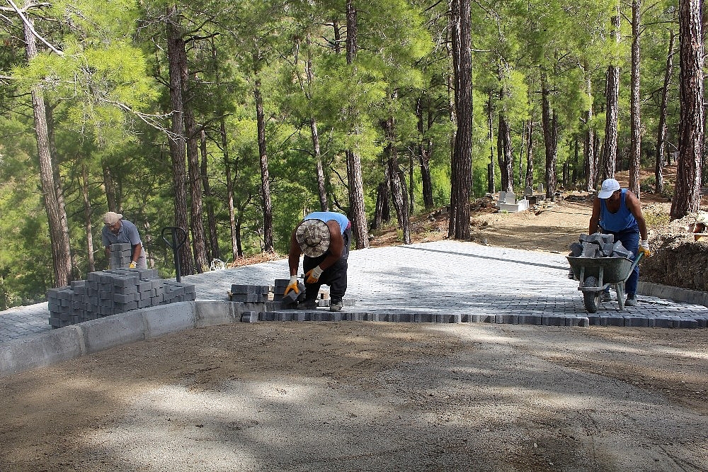 Gazipaşa'da mezarlıklara Büyükşehir'in eli değdi