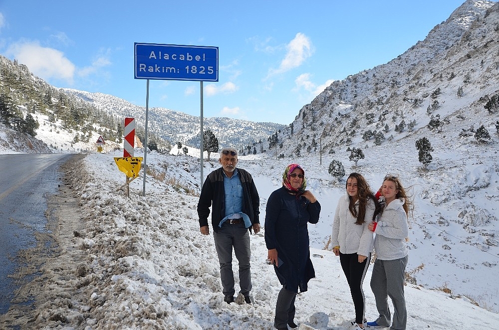 Kar nedeniyle kapanan Antalya-Konya karayolu trafiğe açıldı (Videolu)