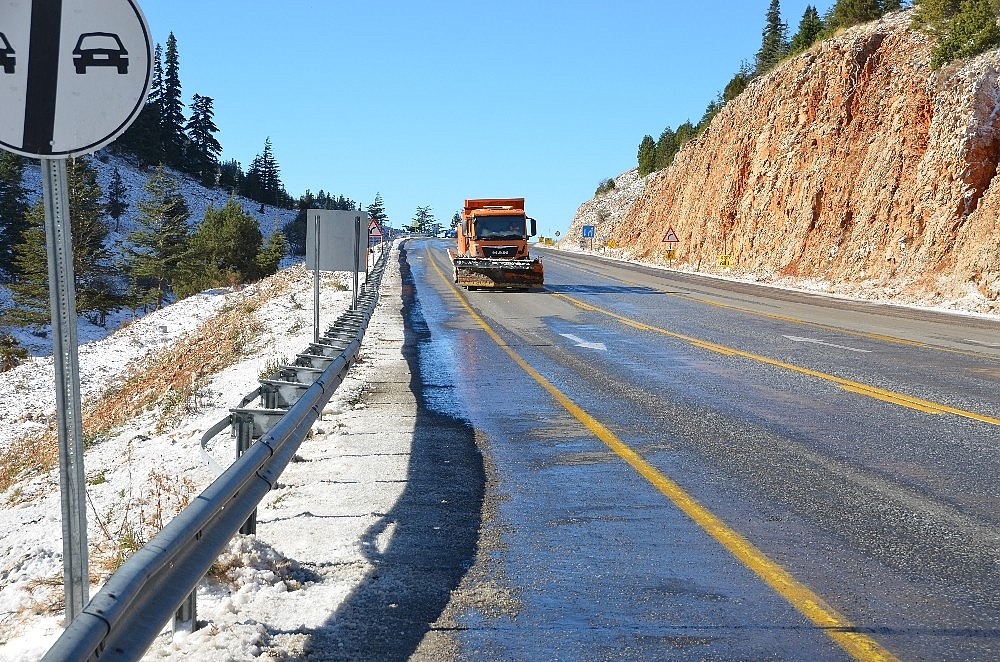 Kar nedeniyle kapanan Antalya-Konya karayolu trafiğe açıldı (Videolu)