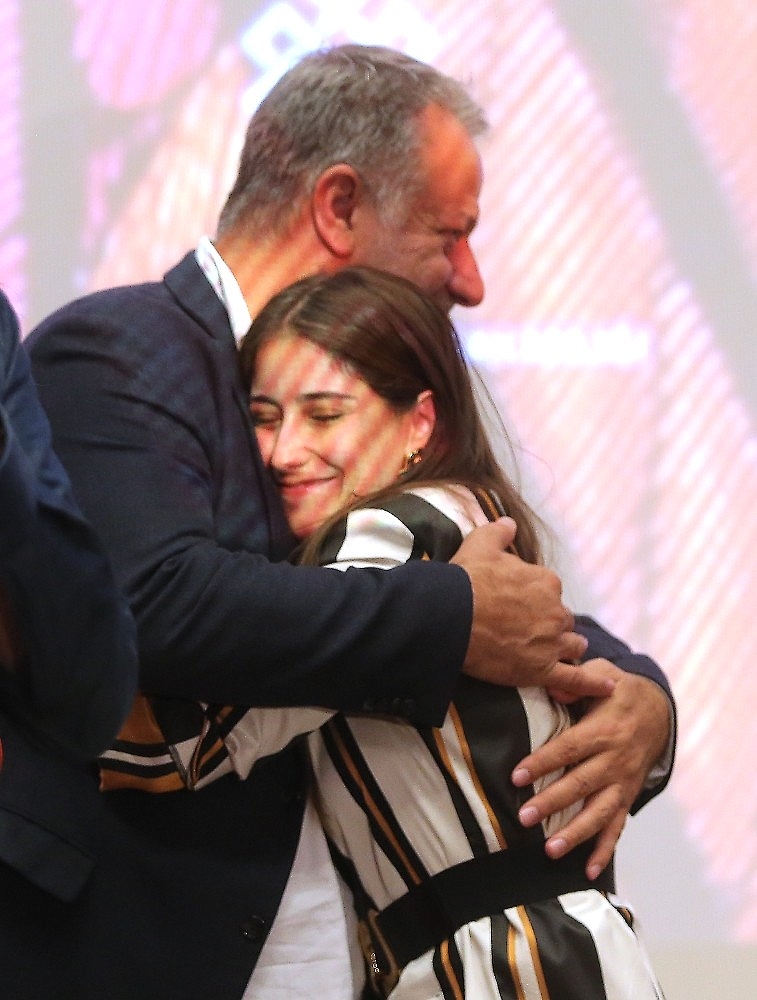 Oyuncu Hazal Kaya'ya sürpriz doğum günü pastası