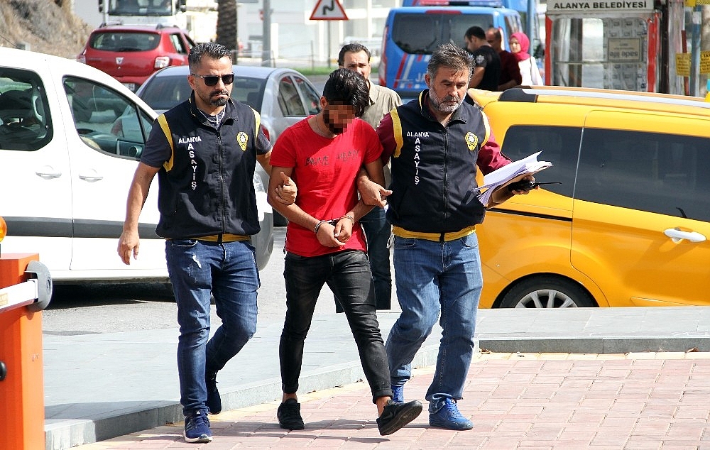 Para dolu çantayı çalan şahıs polisin sıkı takibiyle yakalandı!
