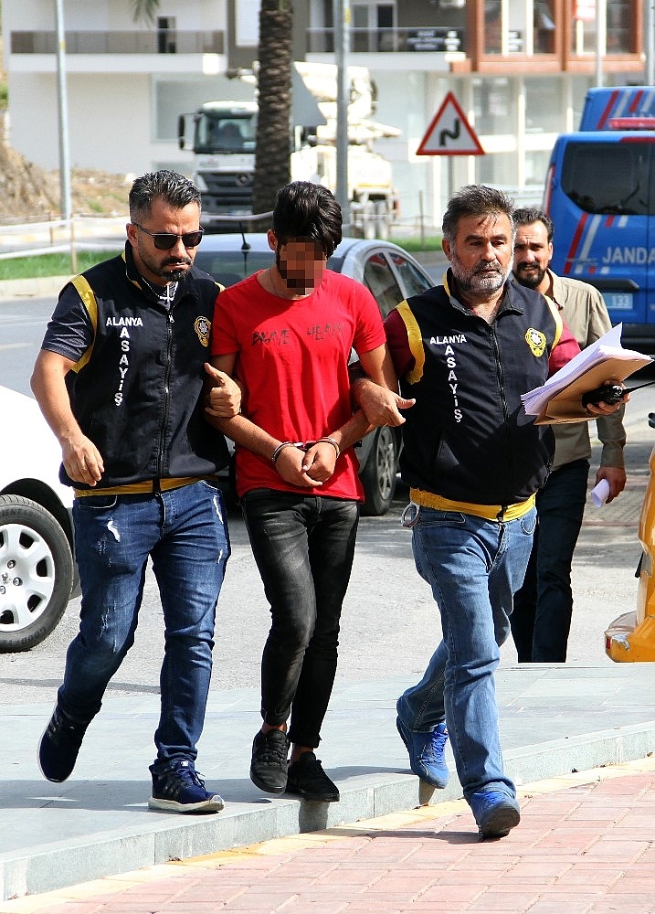 Para dolu çantayı çalan şahıs polisin sıkı takibiyle yakalandı!
