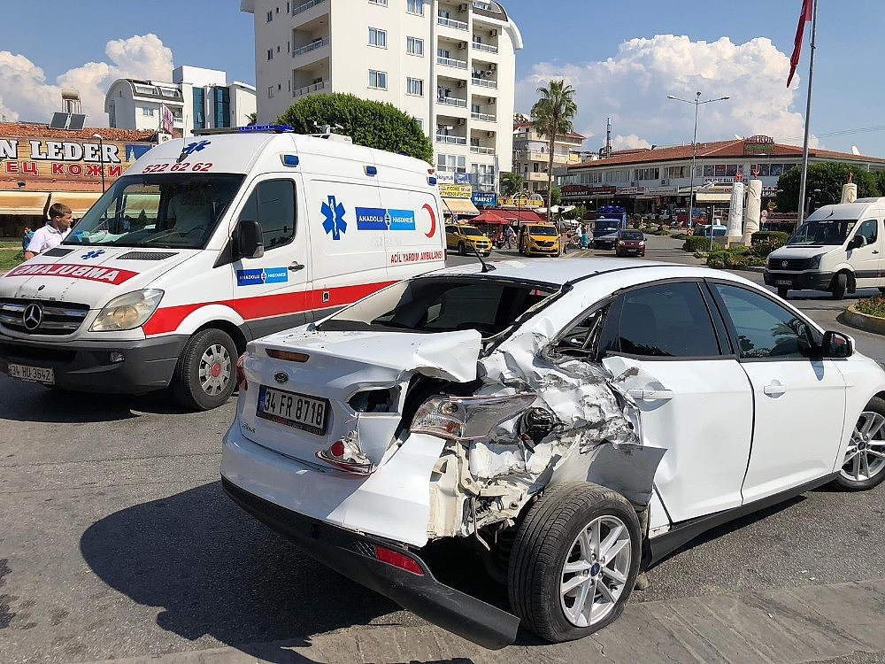 Tur otobüsü kırmızı ışıkta bekleyen araçlara daldı!