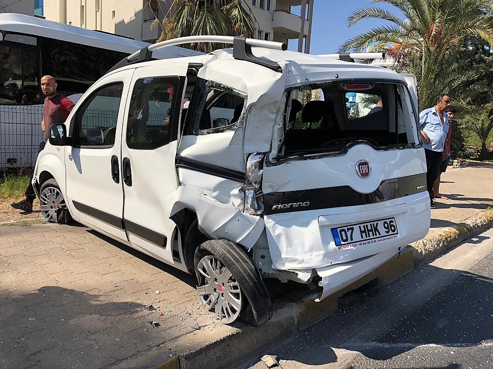 Tur otobüsü kırmızı ışıkta bekleyen araçlara daldı!