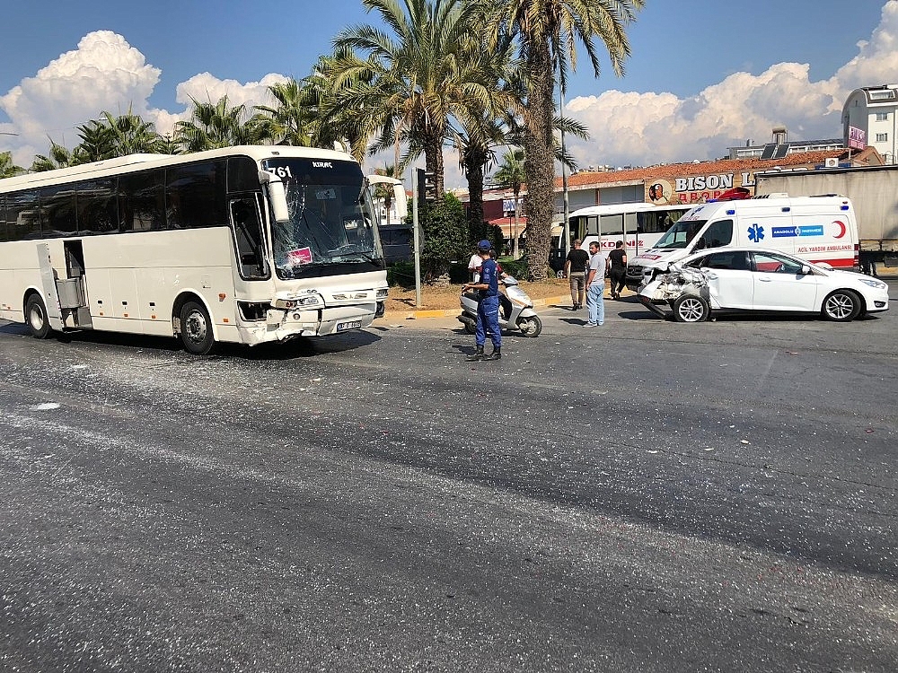 Tur otobüsü kırmızı ışıkta bekleyen araçlara daldı!