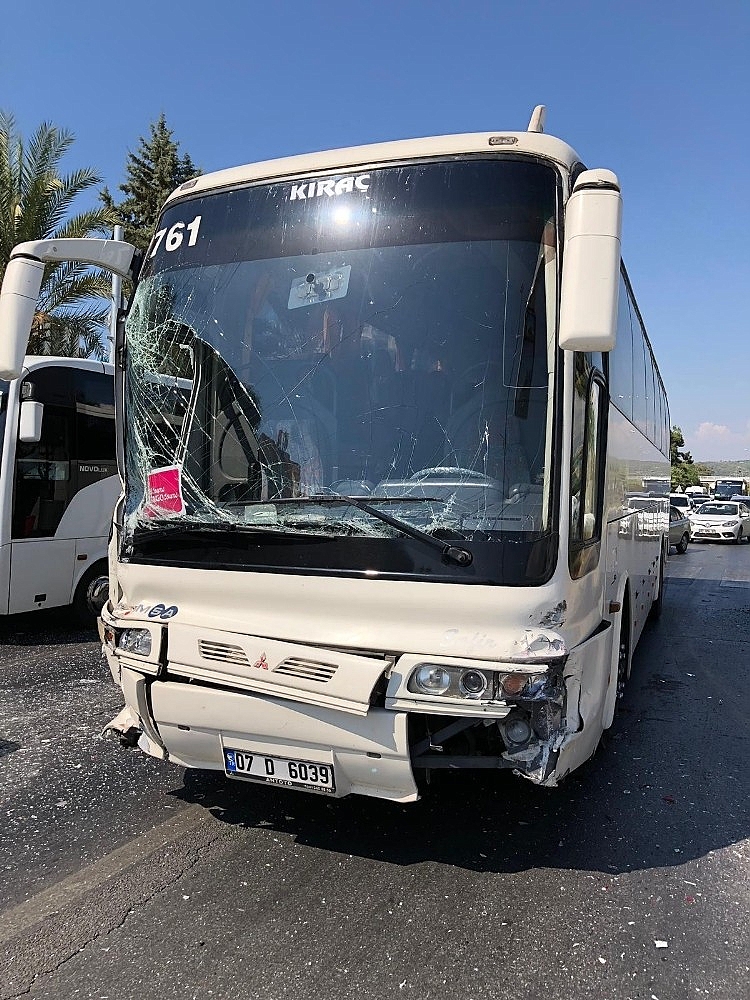 Tur otobüsü kırmızı ışıkta bekleyen araçlara daldı!