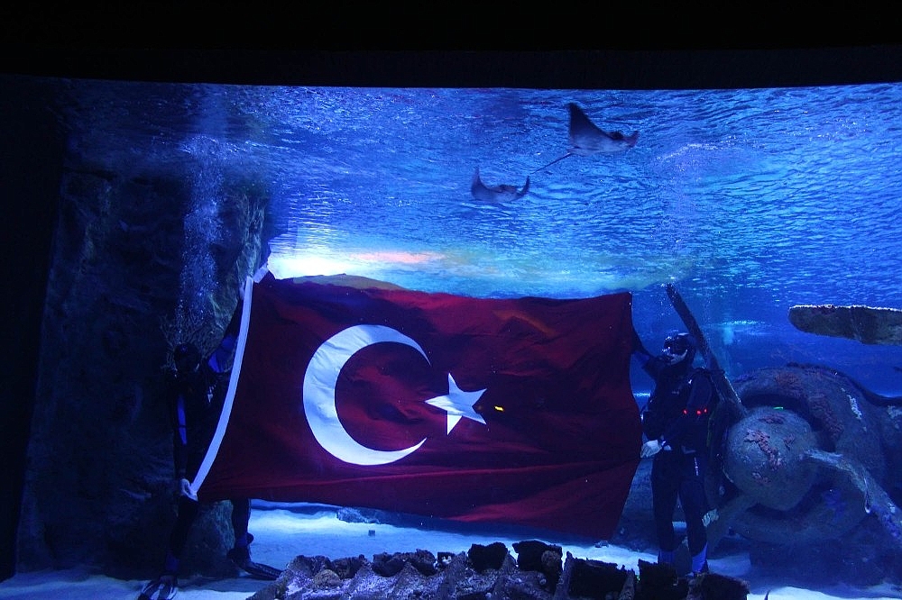 Vatozlar arasında Türk bayrağı açtılar