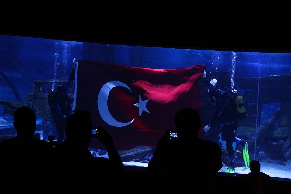 Vatozlar arasında Türk bayrağı açtılar