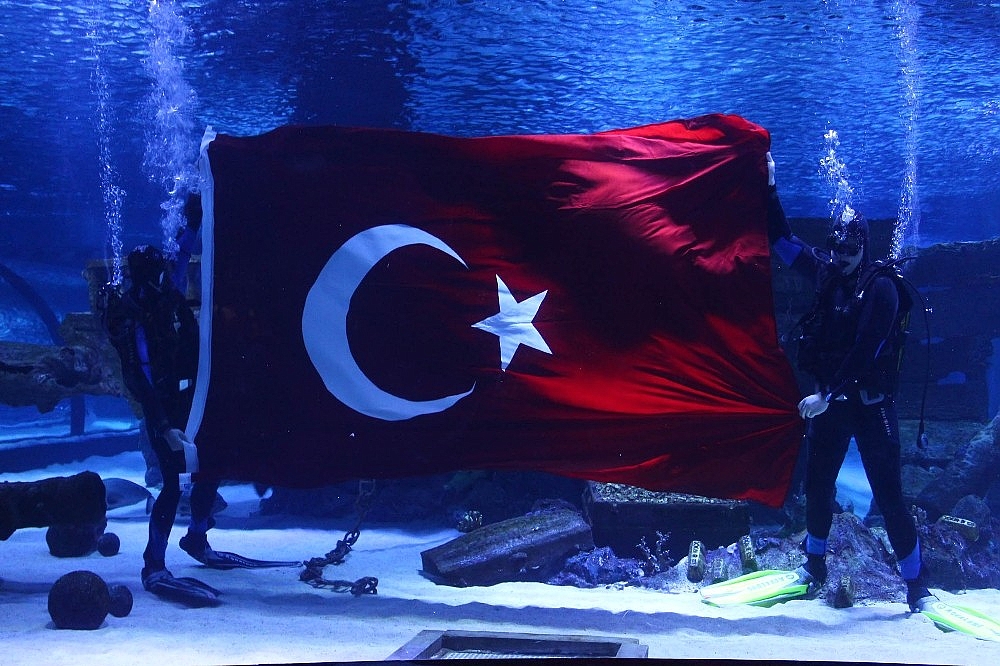 Vatozlar arasında Türk bayrağı açtılar