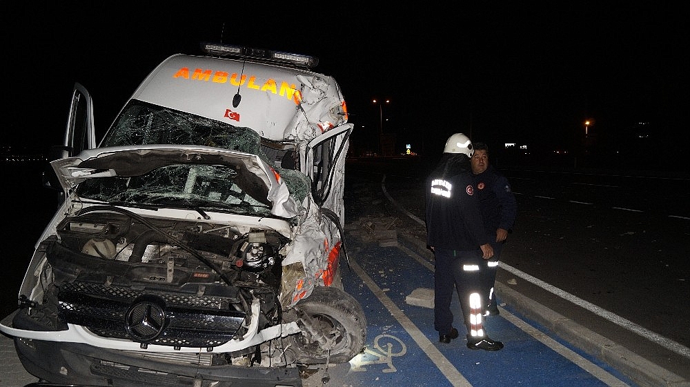 Antalya'da hasta bebeği taşıyan ambulans ile tır çarpıştı!
