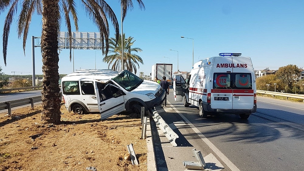 Antalya'da ticari araç tıra çarparak takla att!