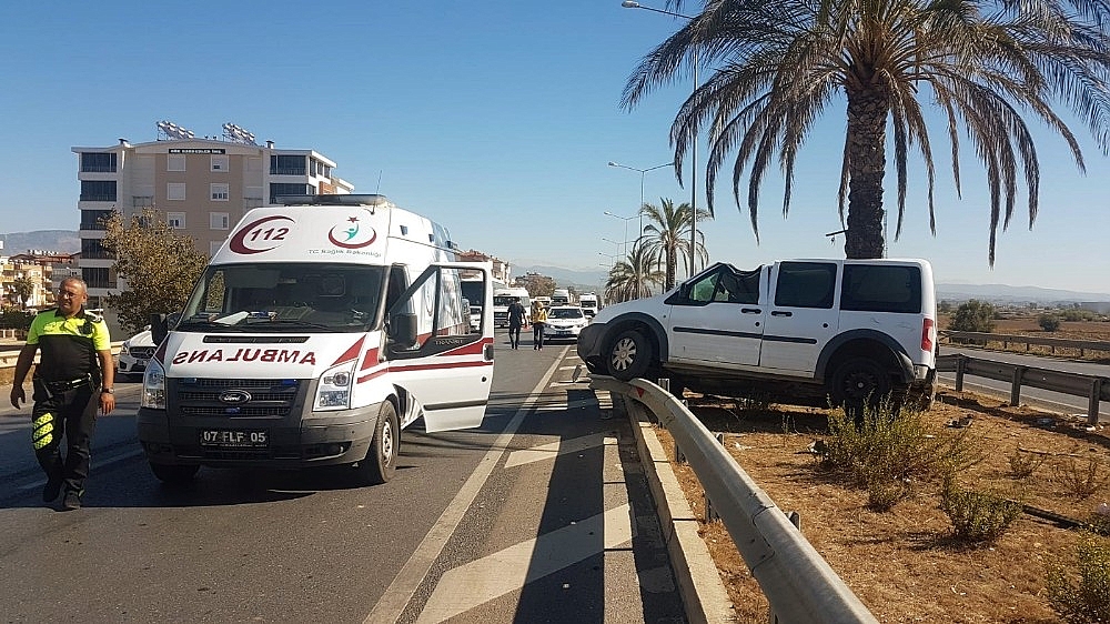 Antalya'da ticari araç tıra çarparak takla att!