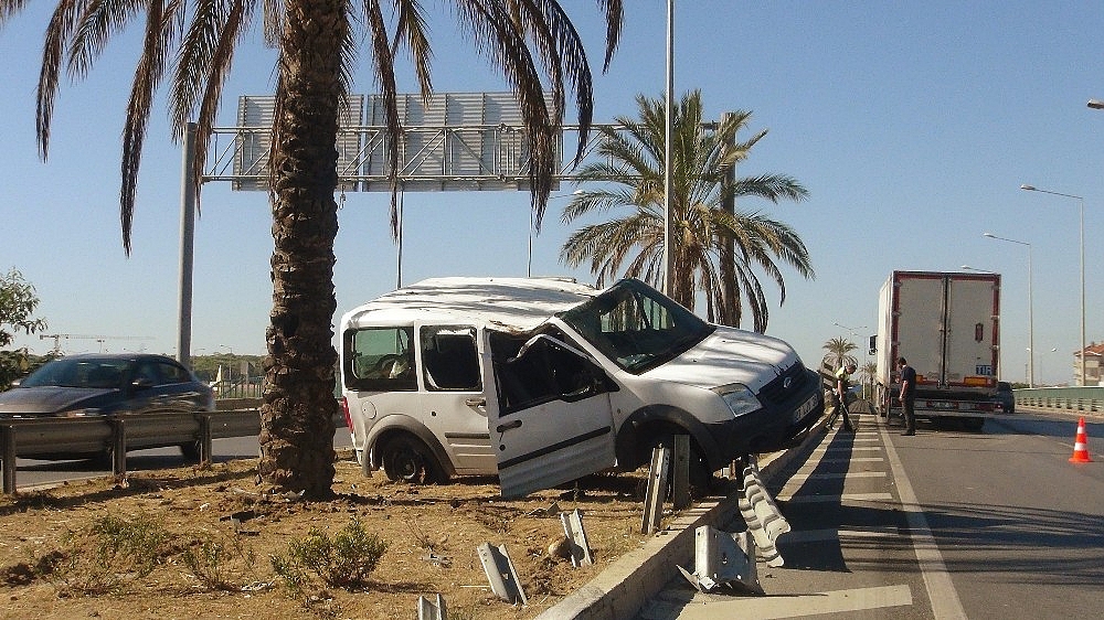 Antalya'da ticari araç tıra çarparak takla att!