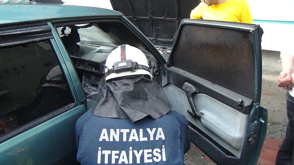 Park halindeki otomobil yandı!