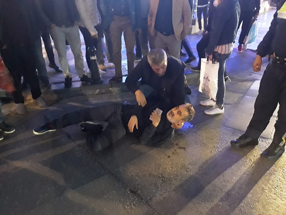 Silahlı saldırıda yaralandı, telefonu elinden bırakmadı!