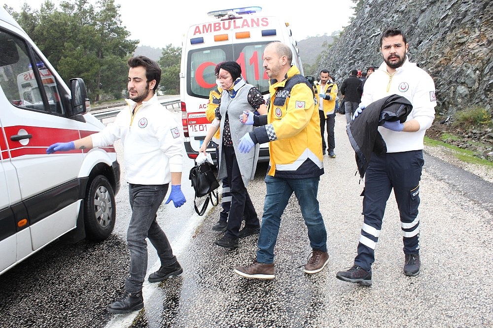 Antalya'da minibüsün çarptığı halk midibüsü devrildi! (Videolu)