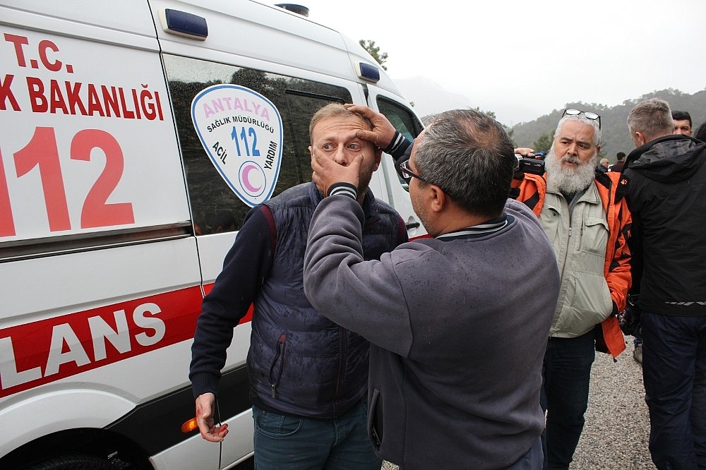 Antalya'da minibüsün çarptığı halk midibüsü devrildi! (Videolu)