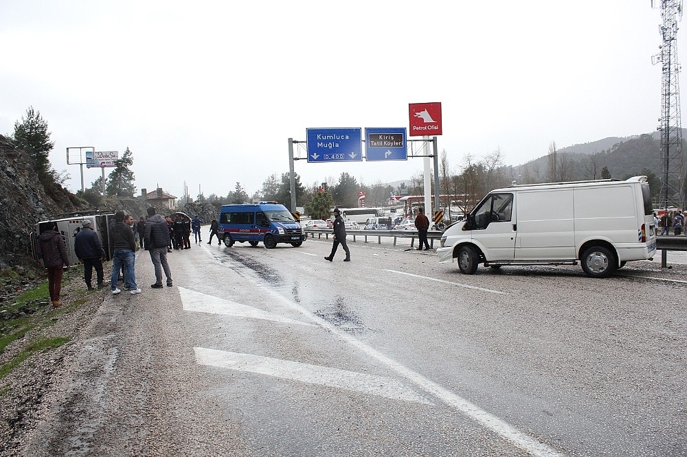 Antalya'da minibüsün çarptığı halk midibüsü devrildi! (Videolu)