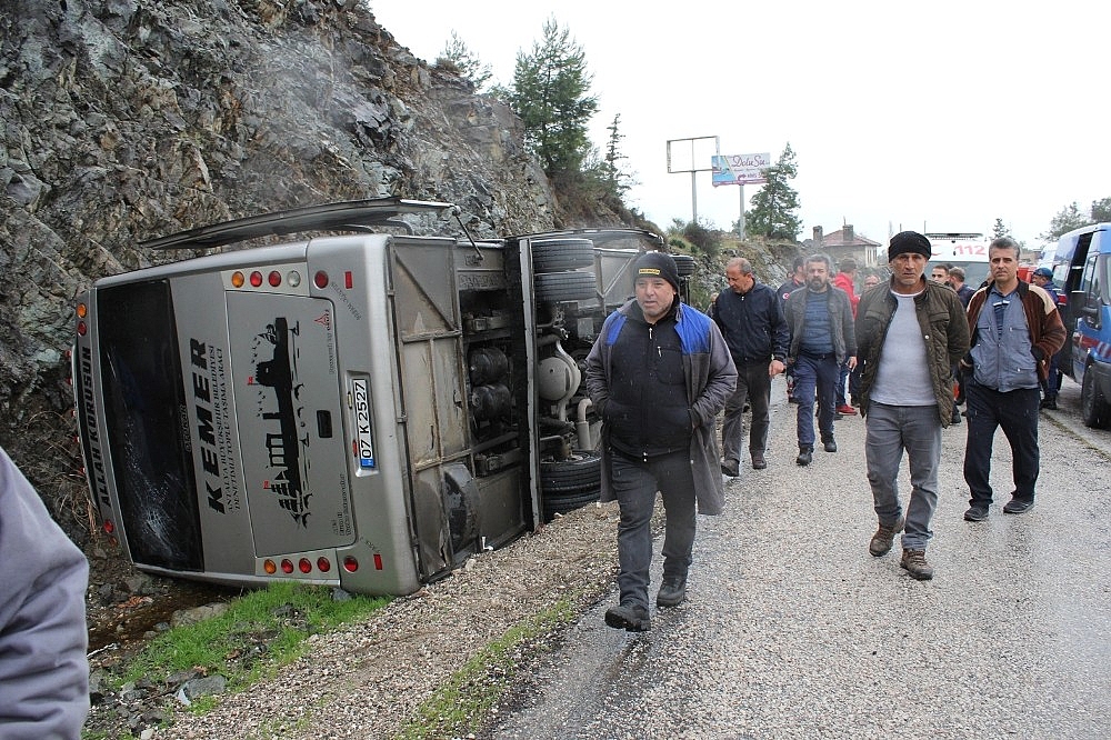Antalya'da minibüsün çarptığı halk midibüsü devrildi! (Videolu)