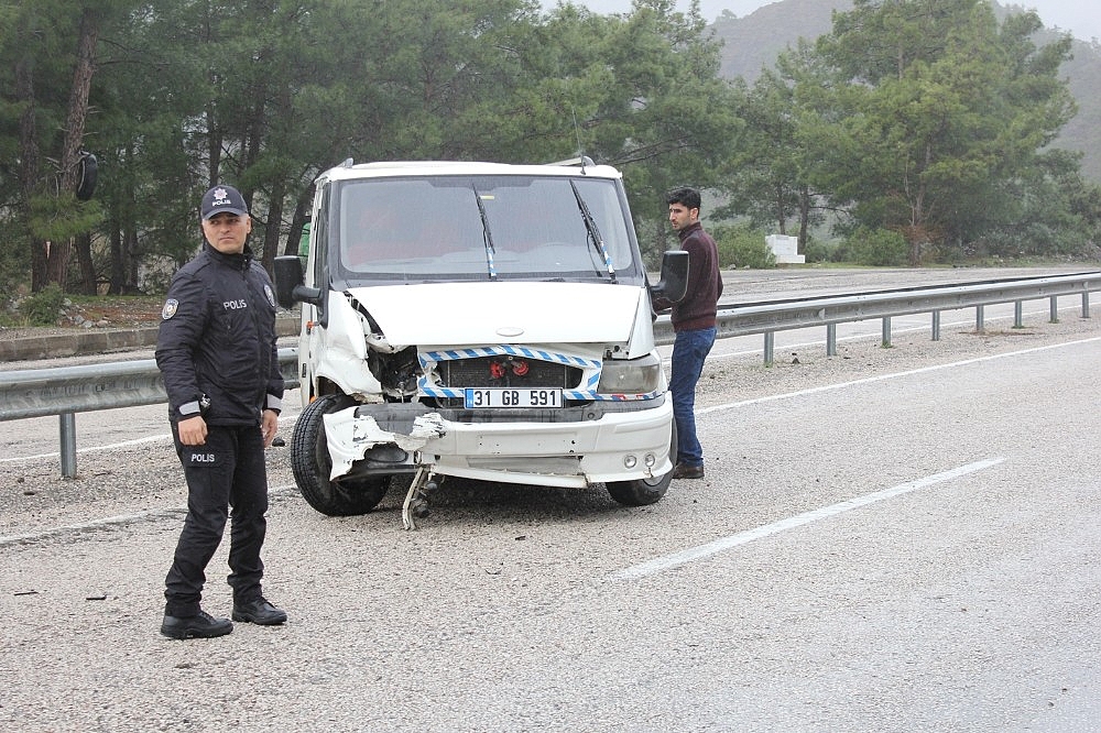Antalya'da minibüsün çarptığı halk midibüsü devrildi! (Videolu)